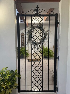 Interior - Walk to the beach! Comfortable 3-bedroom house in amazing Cocoa Beach sleeps 6. (Cocoa Beach)