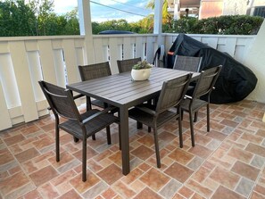 Outdoor dining - Kawama Lagoon Retreat, Pools, Beach and Marina, Perfect for Families, Key Largo (Key Largo)