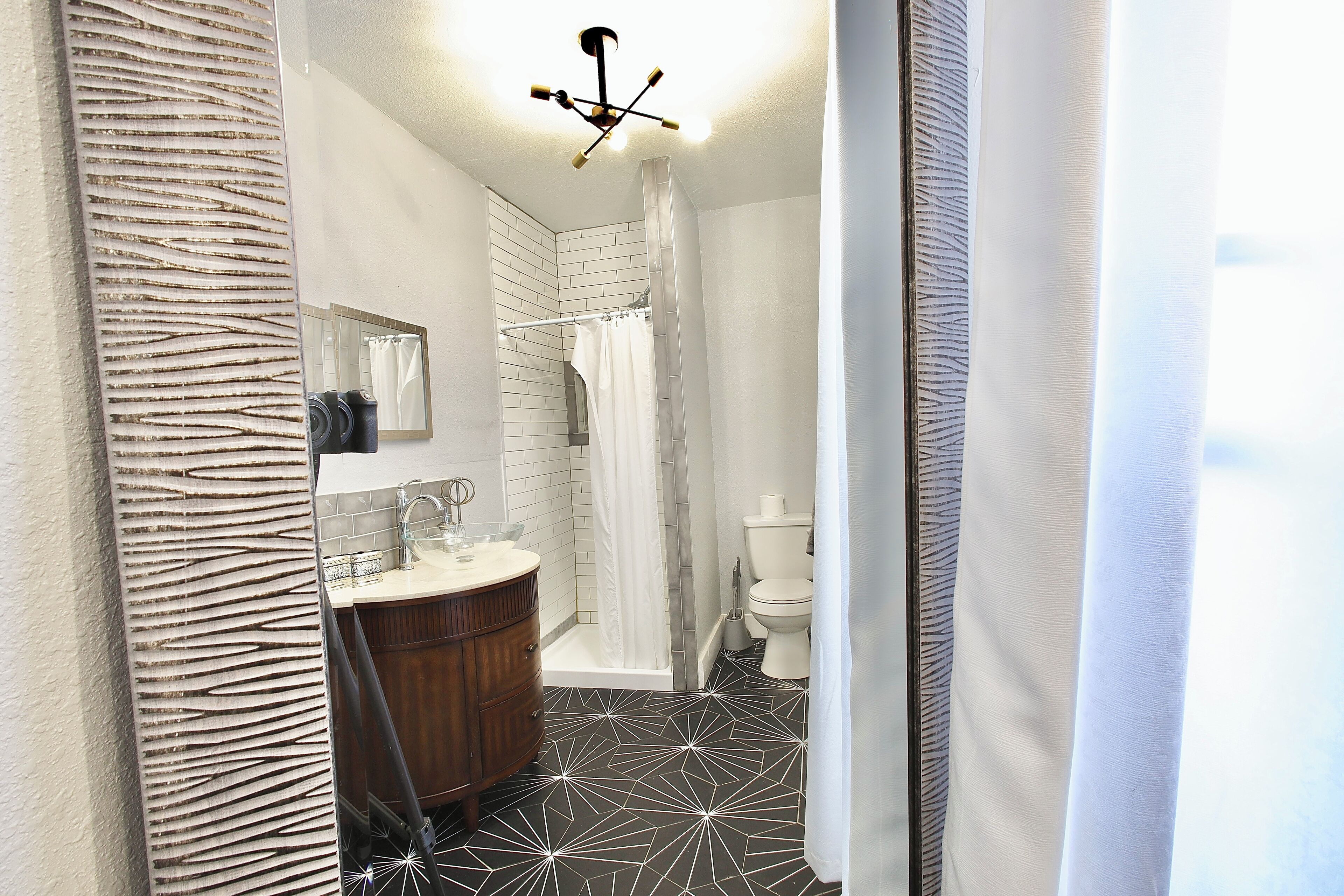 Hiustenkuivaaja, pyyhkeet, saippua, sampoo