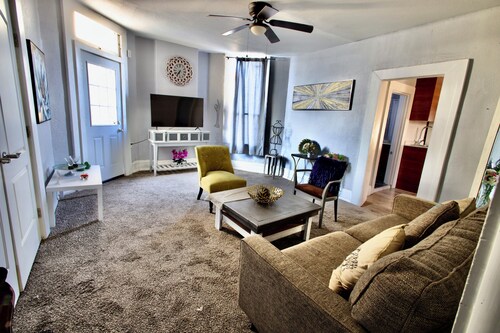 Cozy 2-bedroom apartment with WiFi, AC in superb El Paso entire unit 