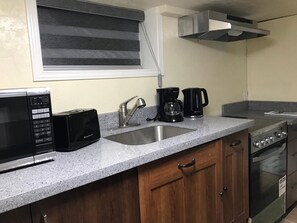 Private kitchen - Spacious 2BR Basement Suite - Mins to Downtown (Toronto)