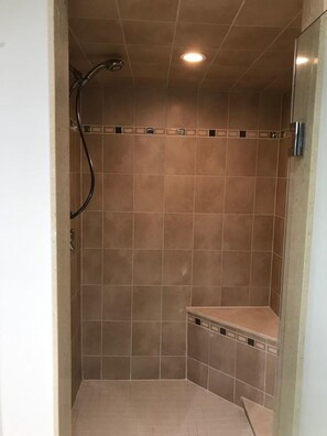 Bathroom - Spacious 2BR Basement Suite - Mins to Downtown (Toronto)