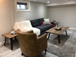 Living area - Spacious 2BR Basement Suite - Mins to Downtown (Toronto)