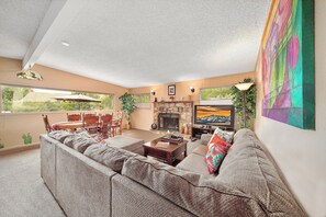 Smart TV, fireplace - Sedona Home - Walk to Trails. Decks, Views, Hot Tub, Amenities = Best Value! (Sedona)