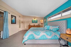 3 habitaciones, escritorio y tabla de planchar con plancha 