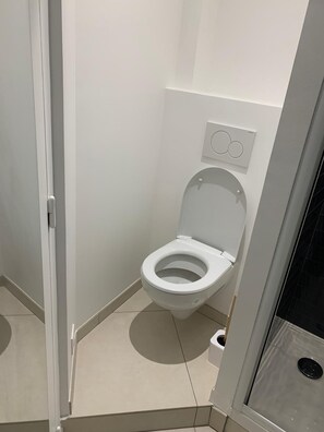 Toallas, jabón, papel de baño 