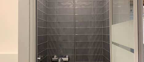 Toallas, jabón, papel de baño