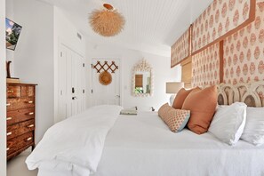 3 bedrooms, WiFi - The Pink House in Virginia Beach (Virginia Beach)