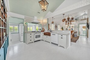 Private kitchen - The Pink House in Virginia Beach (Virginia Beach)