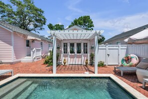 Pool - The Pink House in Virginia Beach (Virginia Beach)