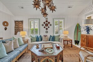 TV, books - The Pink House in Virginia Beach (Virginia Beach)