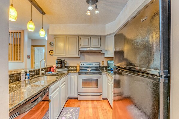 Køleskab, mikrobølgeovn, ovn, kogeplade