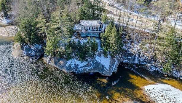 A house on a snow-covered island surrounded by trees and a river. - Private River Access & Mtn Views (Woodstock)
