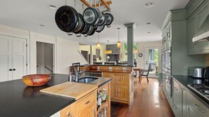 Fridge, microwave, oven, stovetop - 5 Bedroom house available for a Winter Seasonal 2025 Easy Access to Everything (Stowe)