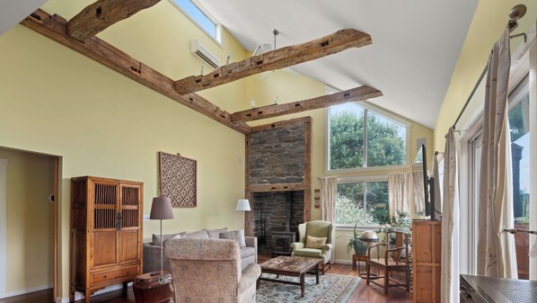 Smart TV - 5 Bedroom house available for a Winter Seasonal 2025 Easy Access to Everything (Stowe)