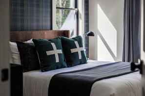 5 bedrooms, desk, iron/ironing board, travel cot