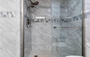 Shower, hair dryer, towels, soap - Perrydise@ Pirates' Bay Top-Floor Studio with Panoramic Sound Views, Pools, Dock (Fort Walton Beach)