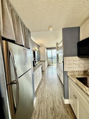 Kjøleskap, mikrobølgeovn, kaffetrakter/tekoker og brødrister