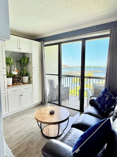 Perrydise@ Pirates' Bay Top-Floor Studio with Panoramic Sound Views, Pools, Dock