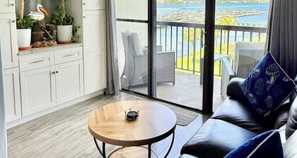 Perrydise@ Pirates' Bay Top-Floor Studio with Panoramic Sound Views, Pools, Dock
