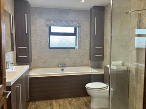 Cottage | Bathroom | Shower, hair dryer, towels