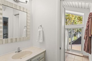 Shower, hair dryer, towels - Chic Mountain Getaway on Shuttle Route (Snowmass Village)