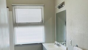 Een haardroger, handdoeken, zeep, toiletpapier