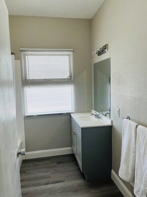 Hair dryer, towels, soap, toilet paper - Modern Studio in Downtown (New Port Richey)
