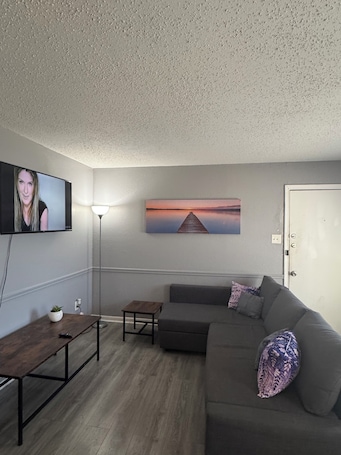 Smart TV. Cozy 1-bedroom apartment with AC, WiFi and Washer/Dryer in Irving