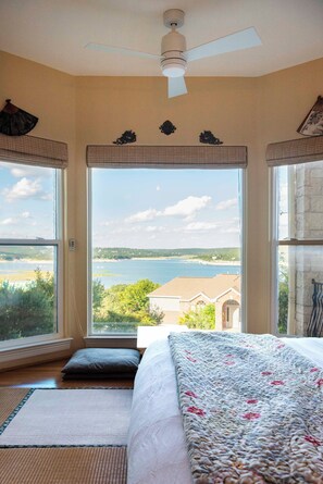 4 bedrooms, iron/ironing board, WiFi, bed sheets - Stunning L. Travis Sunrise Lake House Large 4B w/ Views, Hot tub, theater & Gym (Austin)
