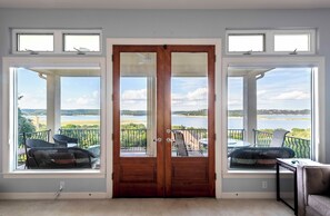 Interior - Stunning L. Travis Sunrise Lake House Large 4B w/ Views, Hot tub, theater & Gym (Austin)