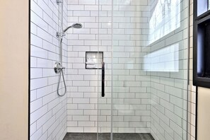 Shower, hair dryer, towels - Whitetail Chalet at Killington: 4BR/2BA (Killington)