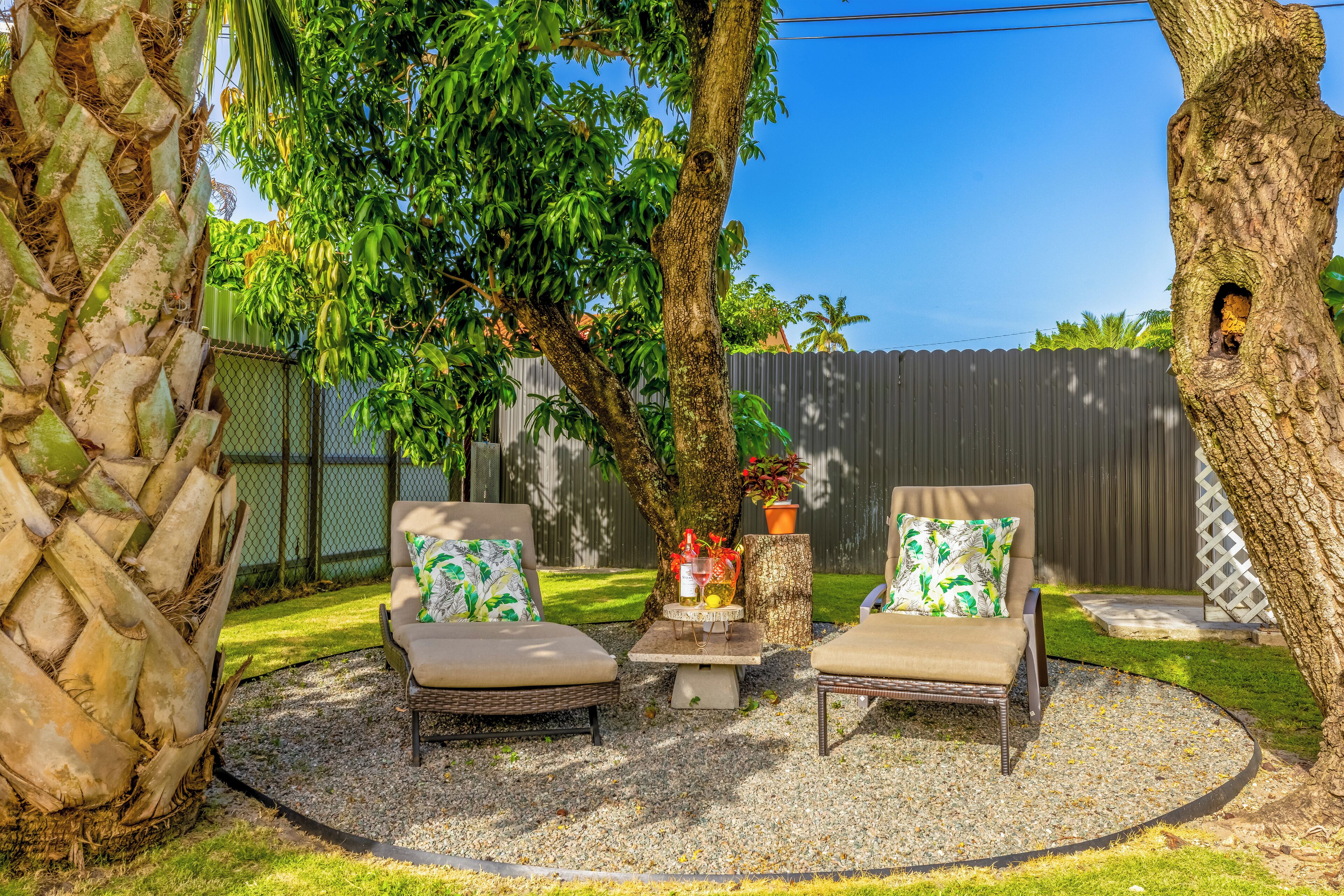 Corporate Tropic/4PPL/WIFI/BBQ/Private Huge Patio/ Terrace/Free W&D/Parking