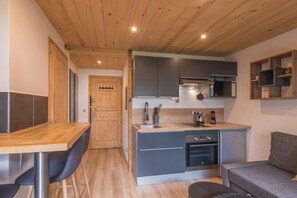 Kylskåp, mikrovågsugn, diskmaskin och kaffe- och tebryggare