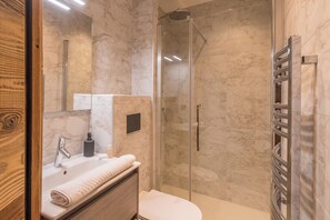 Douche, sèche-cheveux, serviettes fournies