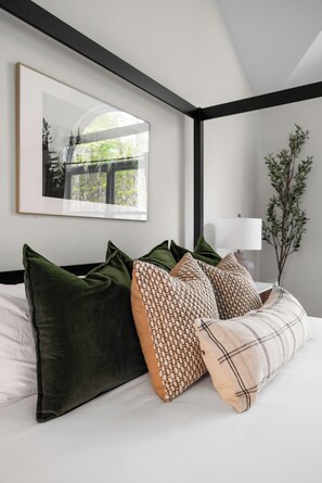 4 chambres, bureau, fer et planche à repasser, lit parapluie