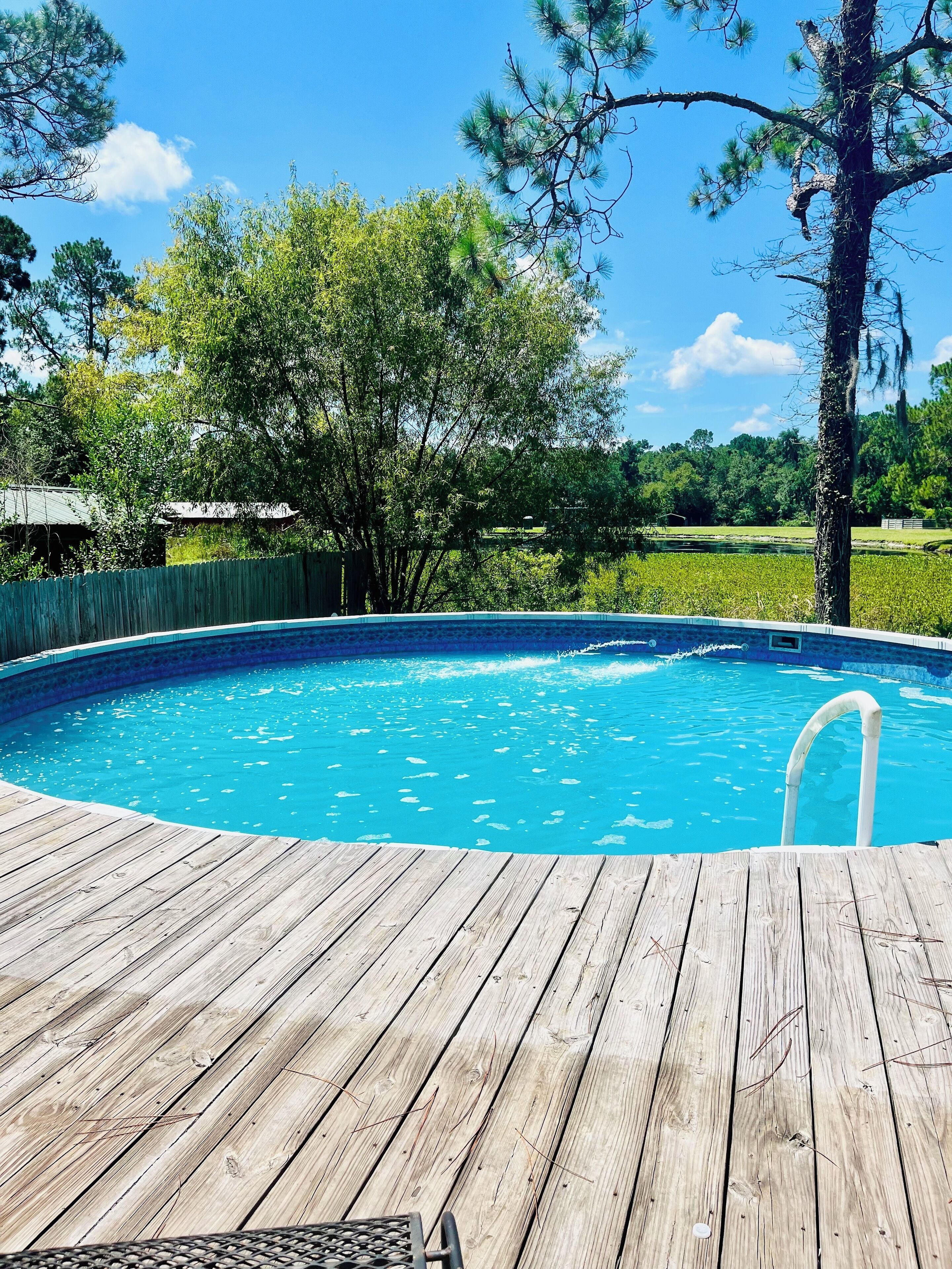 Charming 3-bedroom farmhouse in Valdosta with AC, WiFi, Pool, Jacuzzi Tub