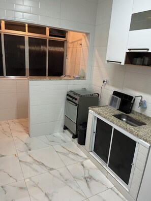 Frigorifero, microonde, forno, piano cottura