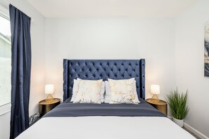 3 bedrooms, desk, WiFi, bed sheets - Cozy 3BR w/ Insta Wall & Arcade + Close to Disney (Santa Ana)