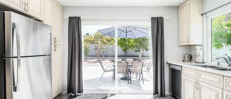Frigorifero, microonde, forno, piano cottura