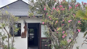 Un pequeño edificio con puerta de madera, un letrero con el número 8 y un cartel que dice 'Villa Vera'.