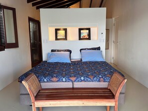 2 habitaciones, caja de seguridad en la habitación y escritorio 