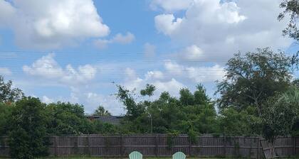 4 bedroom, 1 acre, pool, 4 min to hospital & medical