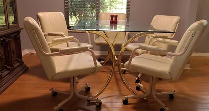 4 bedroom, 1 acre, pool, 4 min to hospital & medical