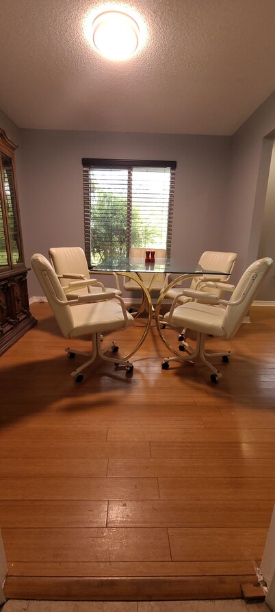 4 bedroom, 1 acre, pool, 4 min to hospital & medical 