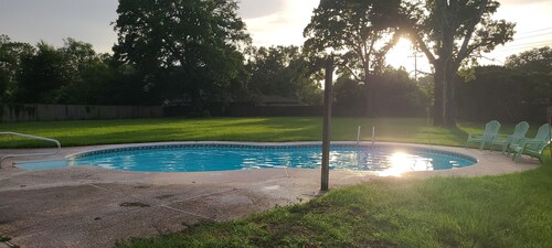 4 bedroom, 1 acre, pool, 4 min to hospital & medical