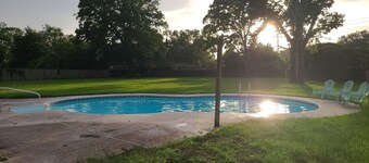 4 bedroom, 1 acre, pool, 4 min to hospital & medical 