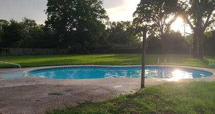 4 bedroom, 1 acre, pool, 4 min to hospital & medical