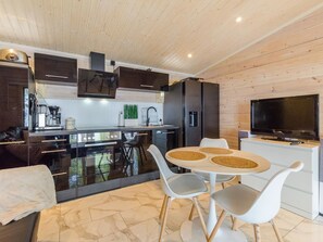 Frigorífico, microondas, lavavajillas y utensilios de cocina