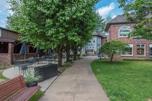 Outdoor dining - Downtown Treehouse | Walking Distance of Restaurants & Shops in Black Mountain! (Black Mountain)